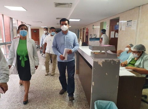 Recorre Delegada del IMSS hospitales en busca de necesidades