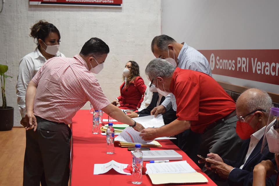 Se registra como precandidato a Diputado federal Igor Rojí