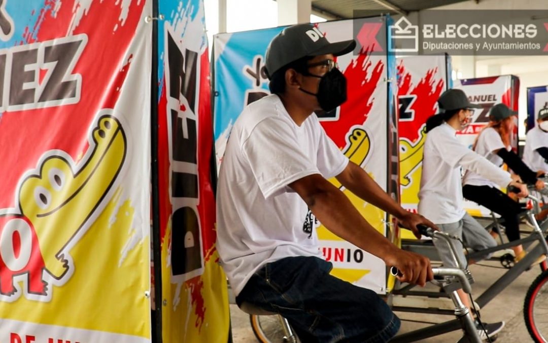 Jóvenes utilizan bicicletas para publicidad política de JM10