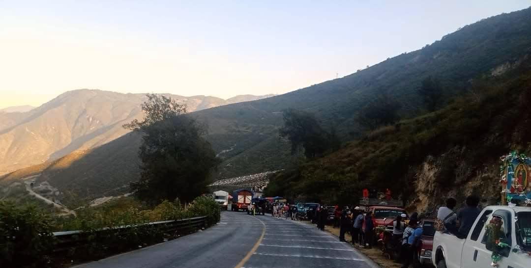 Cierran carretera federal Mendoza-Acultzingo por llegada de peregrinos guadalupanos