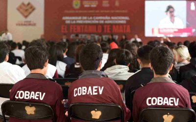 Estudiantes del COBAEV reciben material informativo para prevenir el consumo de drogas como el fentanilo