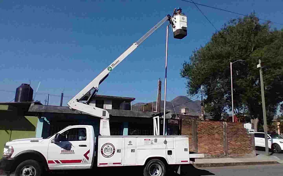 Atención a Reportes Ciudadanos sobre Luminarias en Camerino Z. Mendoza