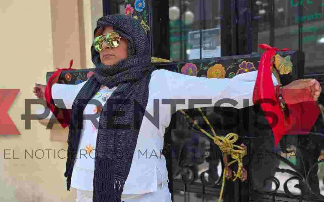 Mujer se crucifica en protesta por cobros “abusivos” de CFE