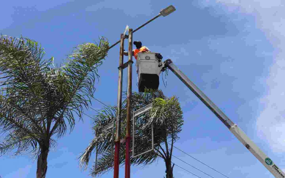 Modernizan alumbrado público en avenida principal de Camerino Z. Mendoza