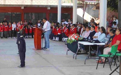 Apoyo a la educación: Alcalde entrega uniformes gratuitos a estudiantes