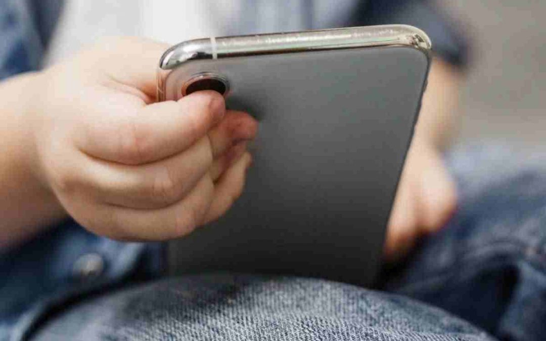 Alerta IMSS por riesgos del uso excesivo de celulares en niños