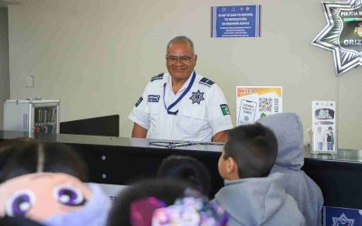 Visitan estudiantes de Primaria la Inspección de Policía