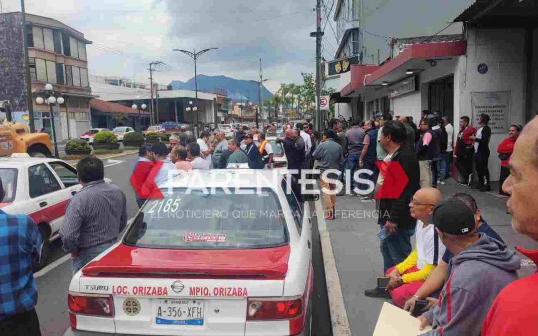Protestan taxistas en Orizaba por detención de conductor