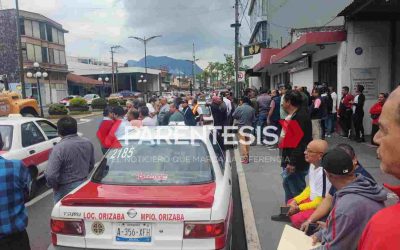 Protestan taxistas en Orizaba por detención de conductor