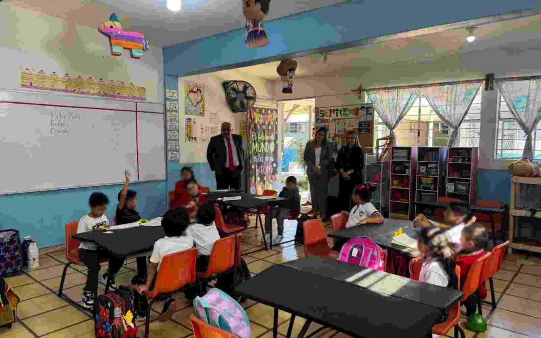 Regidoras IV y V fortalecen espacios educativos con donación de pupitres