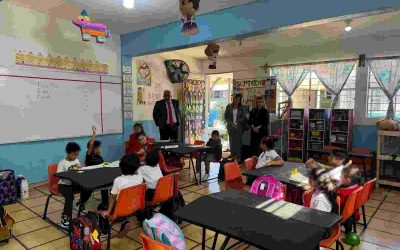 Regidoras IV y V fortalecen espacios educativos con donación de pupitres